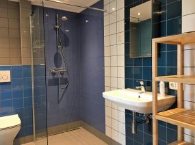 badkamer met inloopdouche vakantiehuis Wadden